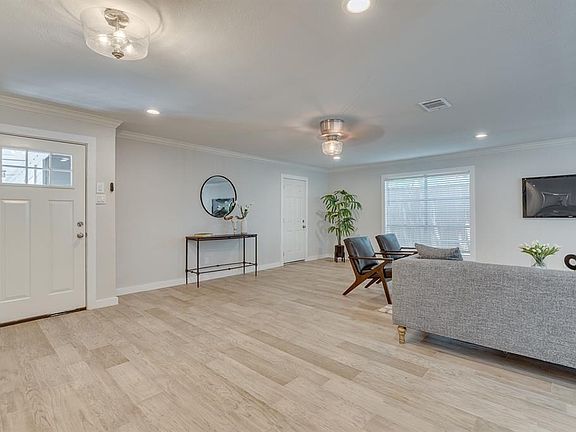 3rd image of 331 Peninsula Dr