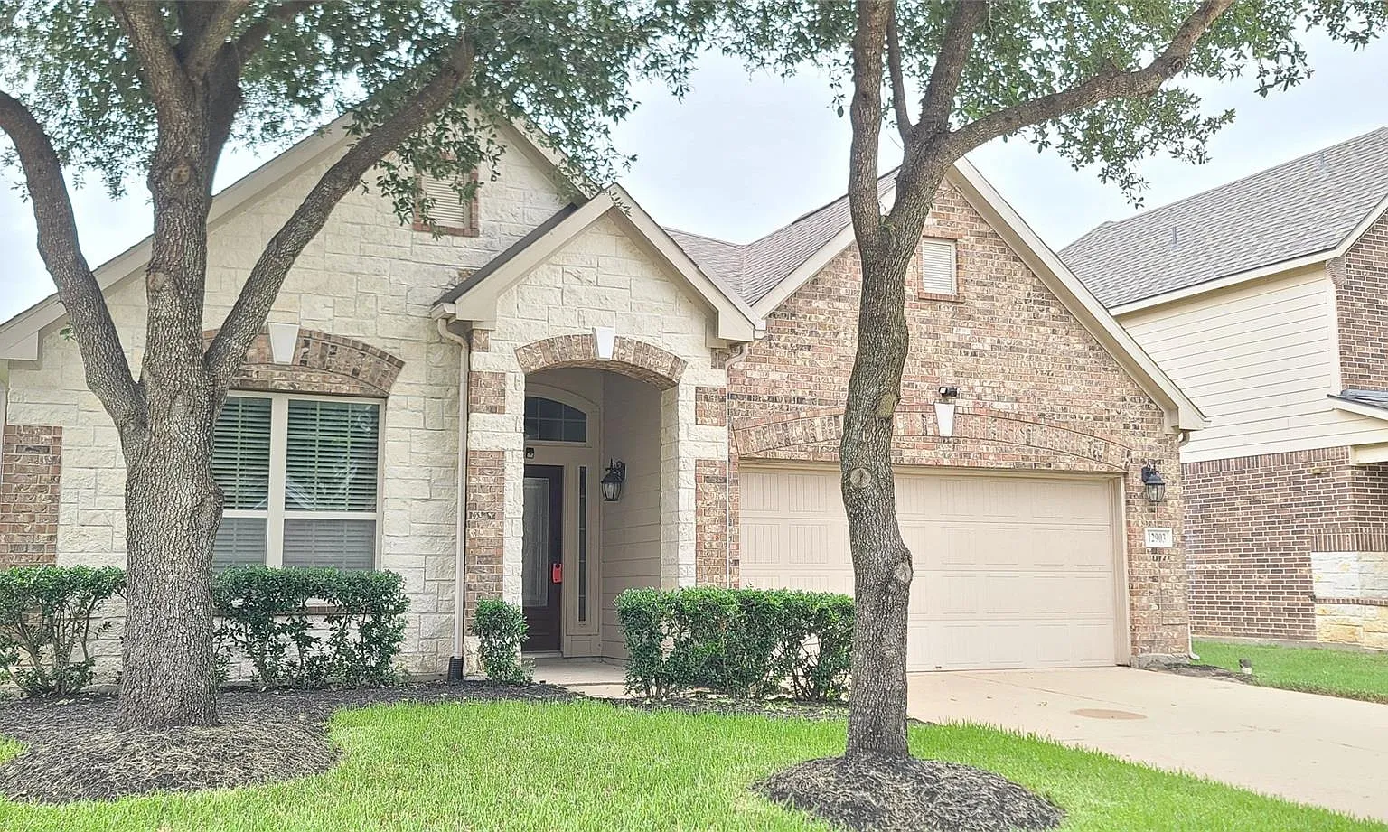 3 bed, 2.0 bath, 1984 sqft, $2,300 — Photo 3