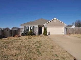601 E Sandalwood St, Rogers, AR 72758