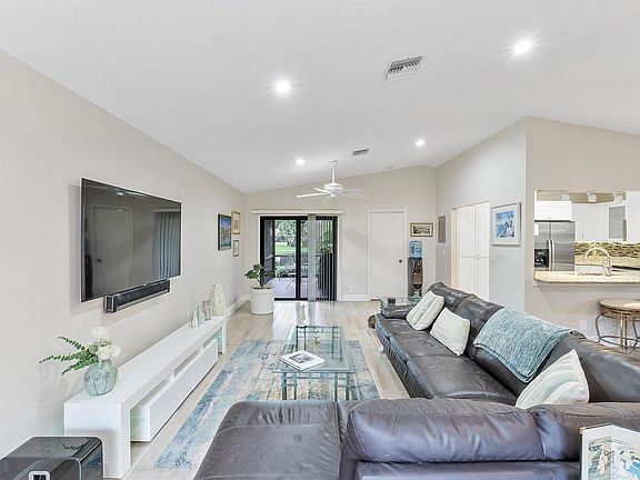 5th image of 6183 Live Oak Court #A
