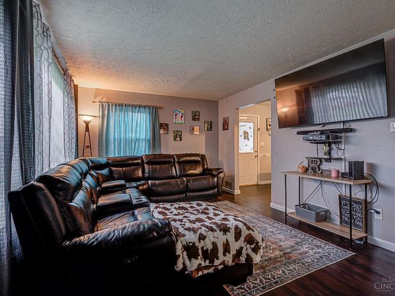 3rd image of 212 John St