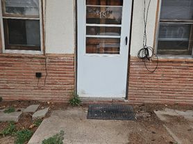 1322 W 17th St