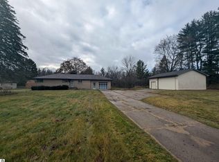 75 W Saginaw Rd, Sanford, MI 48657