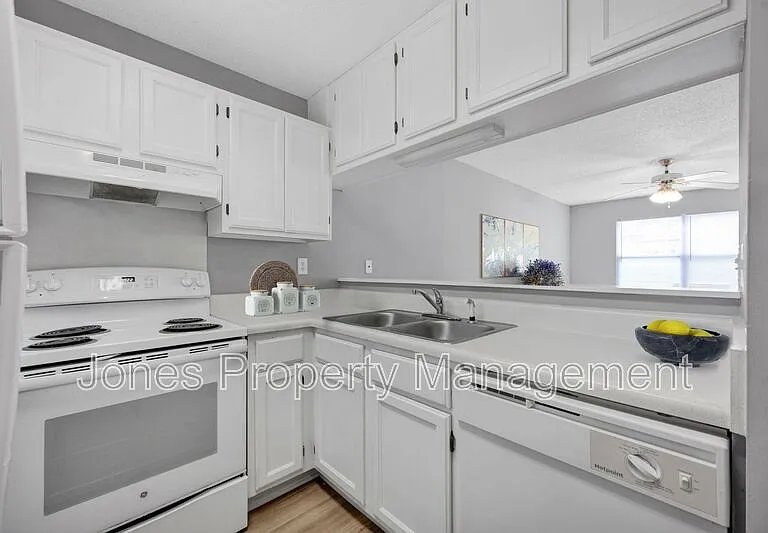 307 Country Club Dr NE — Photo 5