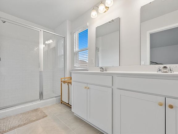 3rd image of 402 Oak View Way
