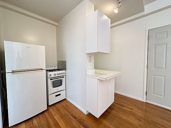 4th image of 5959-63 N Kenmore Ave #404