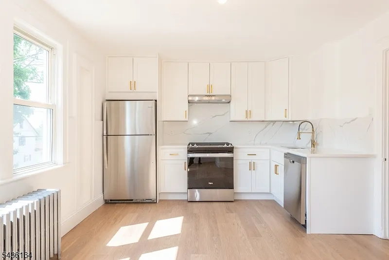 2 bed, 1.0 bath, $2,750 — Photo 2