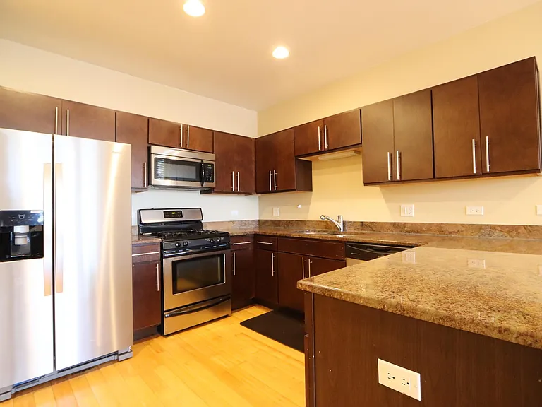 2425 W Arthington St #1 — Photo 8