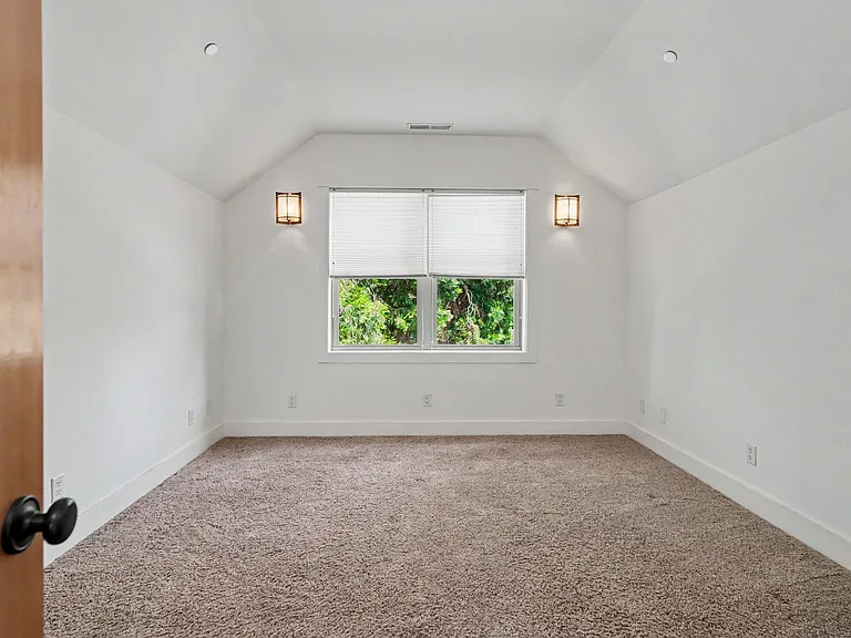 2060 John St S — Photo 29