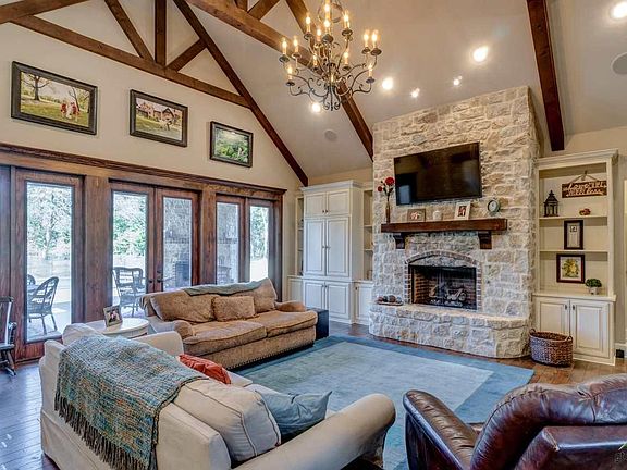 5th image of 909 Lilly Ln
