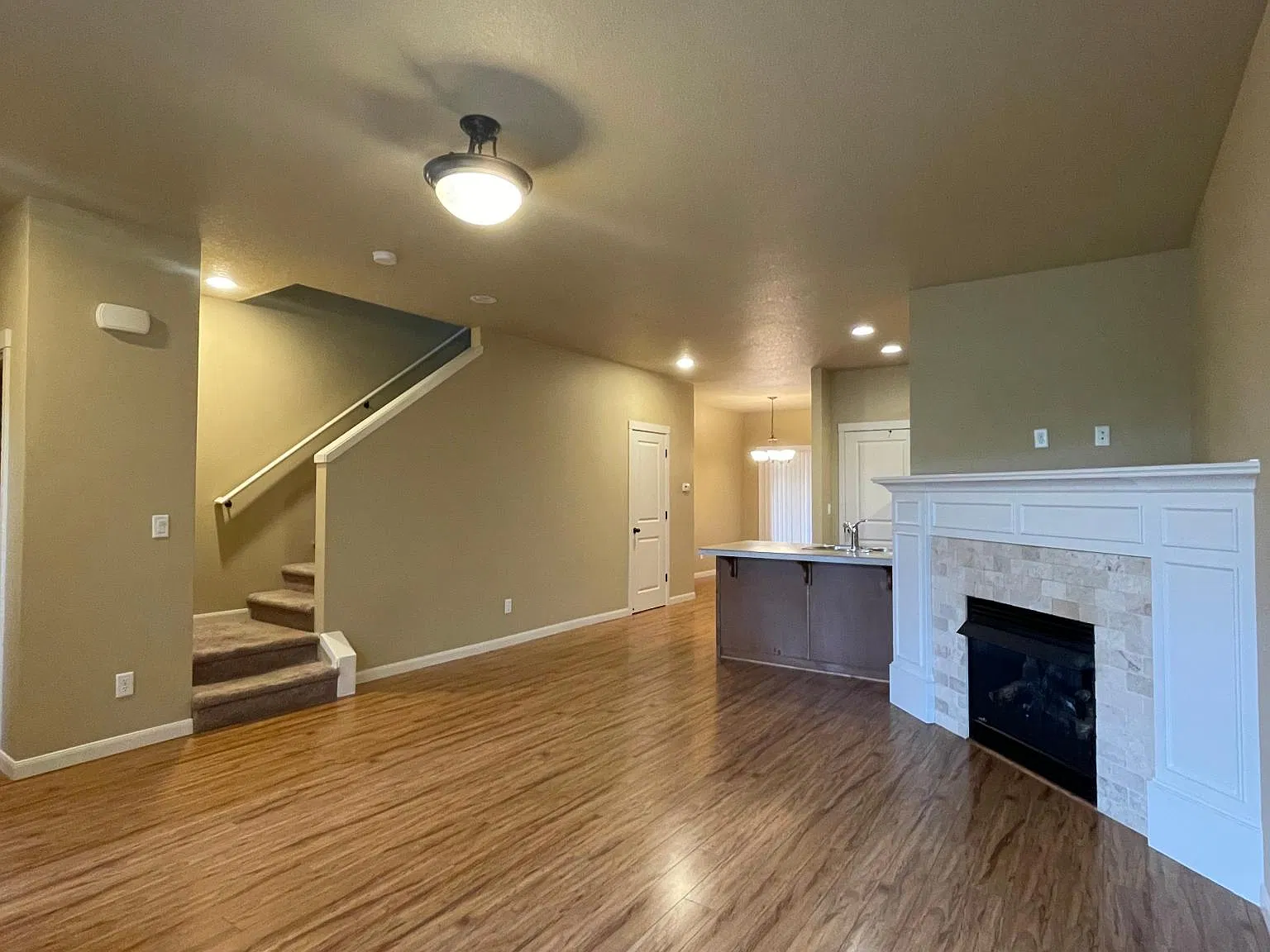 3 bed, 2.5 bath, 1689 sqft, $2,300 — Photo 4