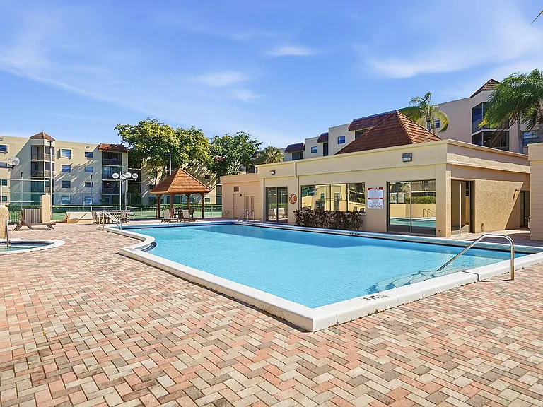 10401 W Broward Blvd #401 — Photo 32