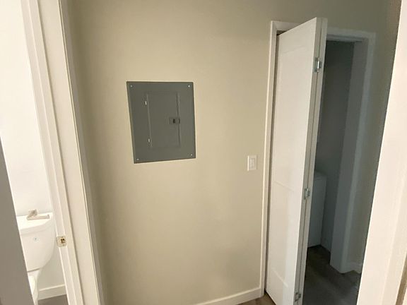 5th image of 731 23rd St APT 6