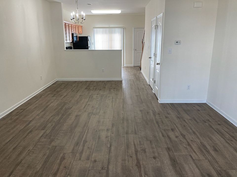 1st image of 118 Lexington Pl