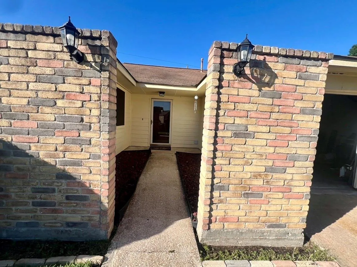 3 bed, 2.0 bath, 1602 sqft, $1,575 — Photo 2