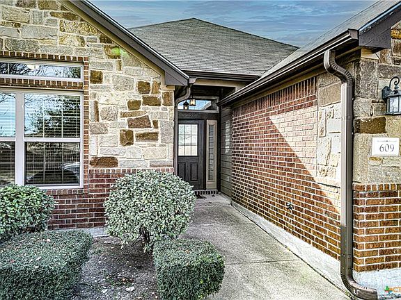 2nd image of 609 Coventry Dr