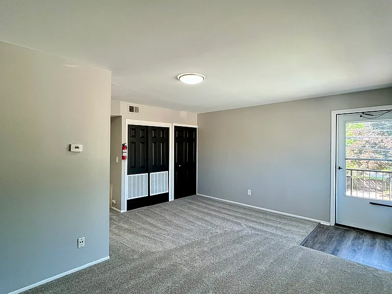 4441 Oakwood Blvd #4 — Photo 2