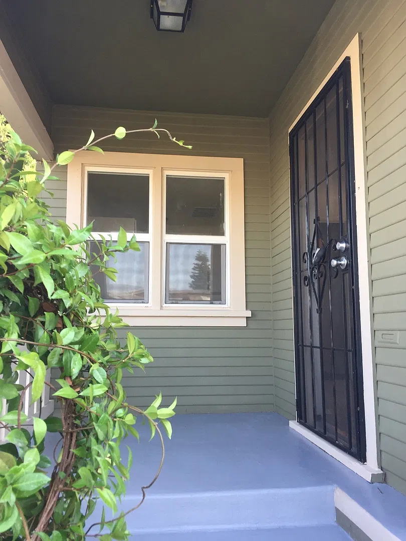 North Park/South Park -Nice 1BR/1BA Craftsman style unit w/ large yard area — Photo 2