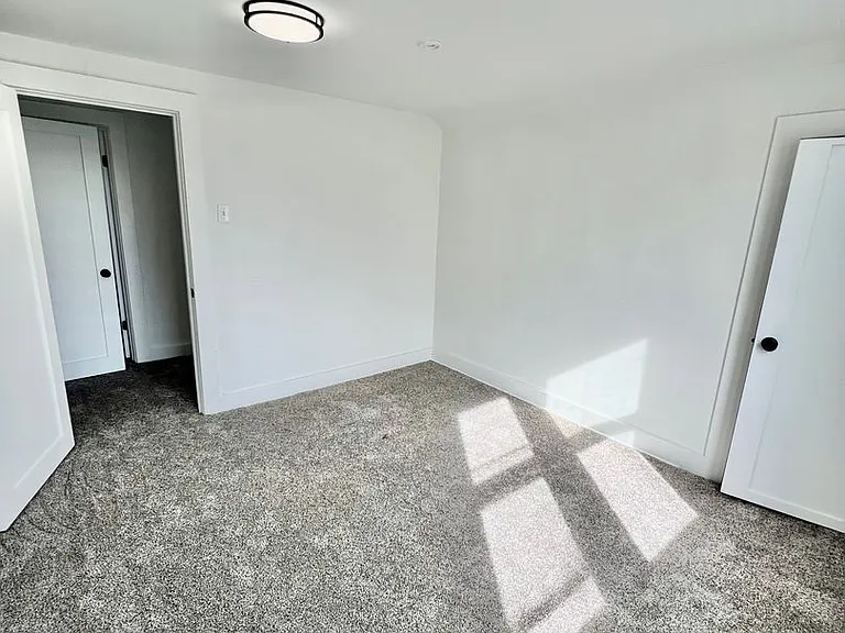 416 Henry St — Photo 37