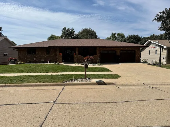 1247 Remer Dr, Le Mars, IA 51031