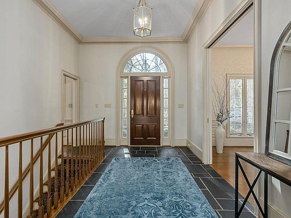 3rd image of 101 Montgomery Cir