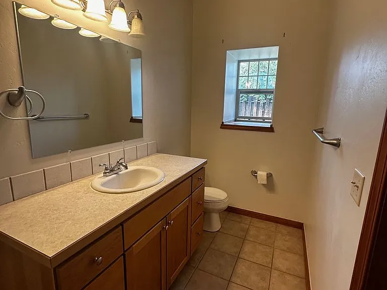 675 N 15th Ave — Photo 9