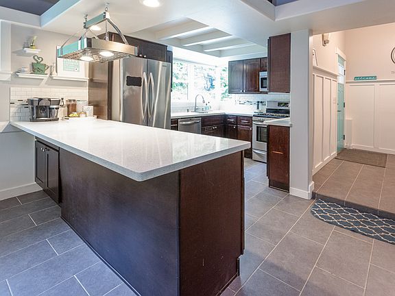 3rd image of 209 S Woodland