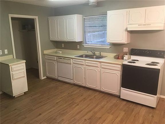 4th image of 2133 Oakridge Dr