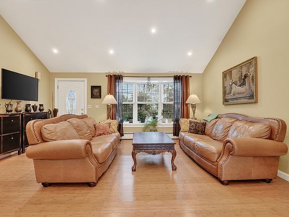 3rd image of 1748 N Windsor Dr