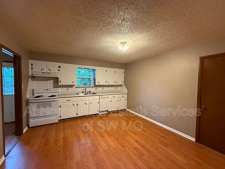 605 W Bluegrass Rd — Photo 5