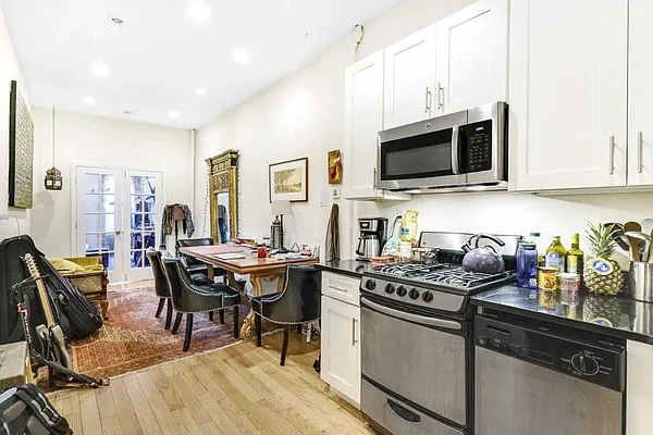 Rented by Anchor Associates | media 24