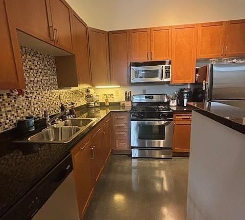 3rd image of 572 Edgewood Ave #210