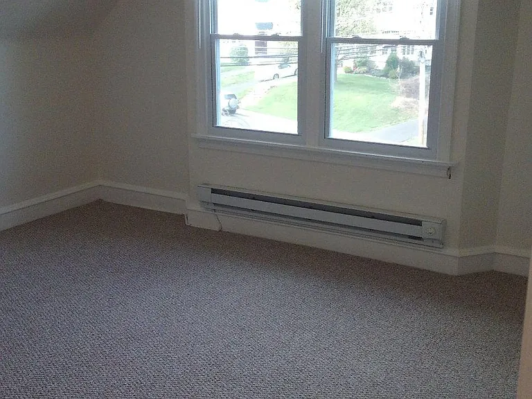 Brand new carpets in bedroom/living room. Dimensions are 12' x 14'.