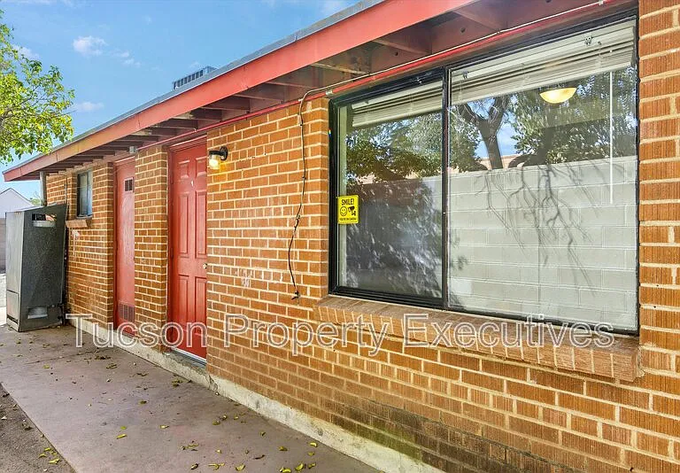 1662 N Beverly Ave — Photo 22