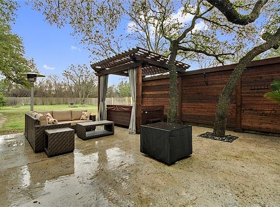 2nd image of 402 Edgewood Cir