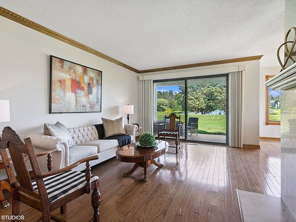 4th image of 733 Woodbridge Ct #833