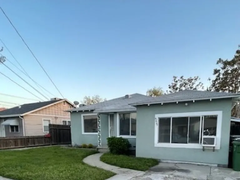 555 W Whittier Ave — Photo 2
