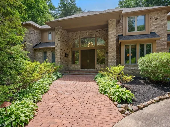 80 Easton Ln, Moreland Hills, OH 44022