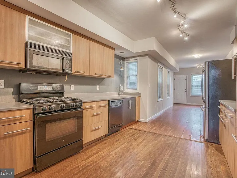 2227 Jefferson St — Photo 5