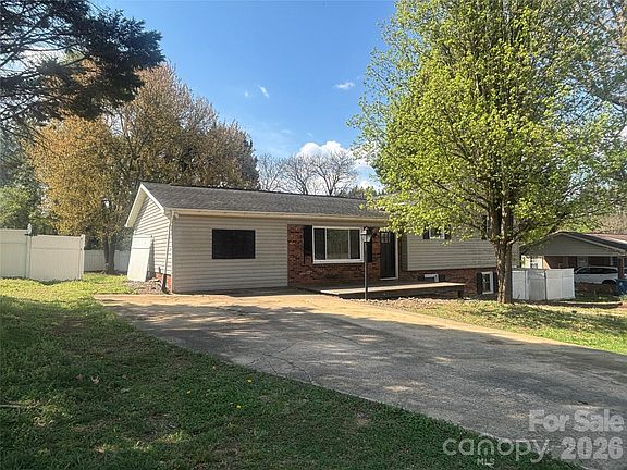3rd image of 2618 32nd Ave NE