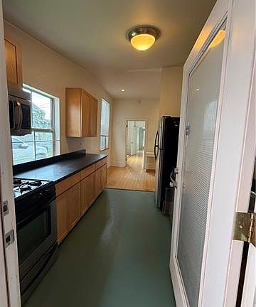 5th image of 211 Adams St