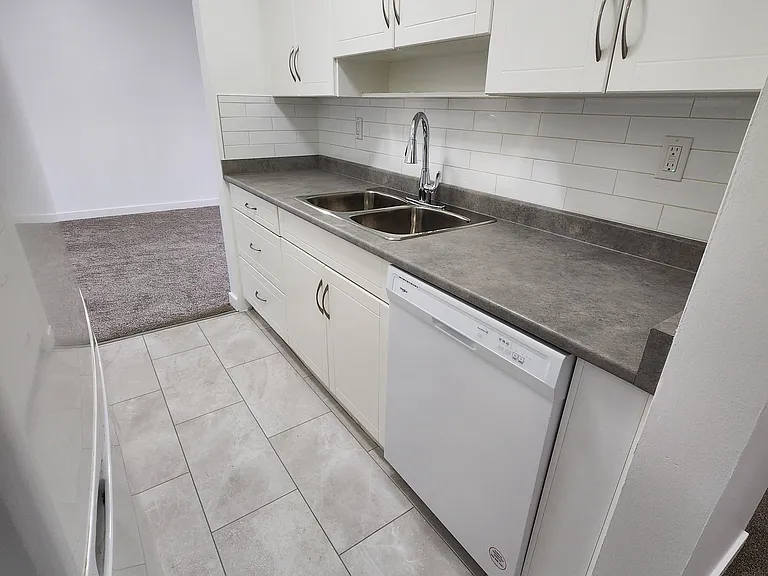 1033 4th Ave — Photo 30