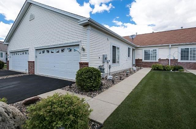 Great Single-Level town home in 196 Schools