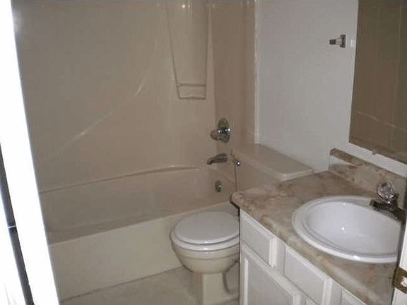 4th image of 3371 Green Briar Cir APT D