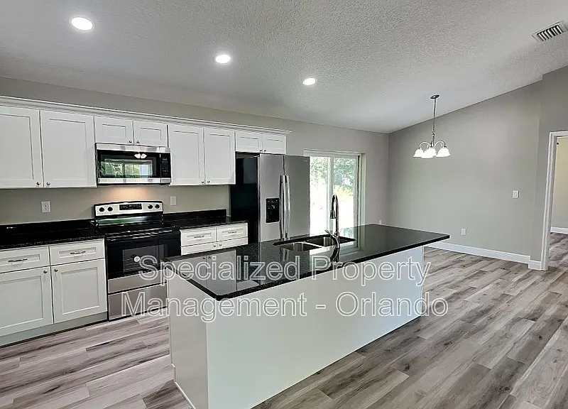 3 bed, 2.0 bath, 1438 sqft, $1,649 — Photo 3