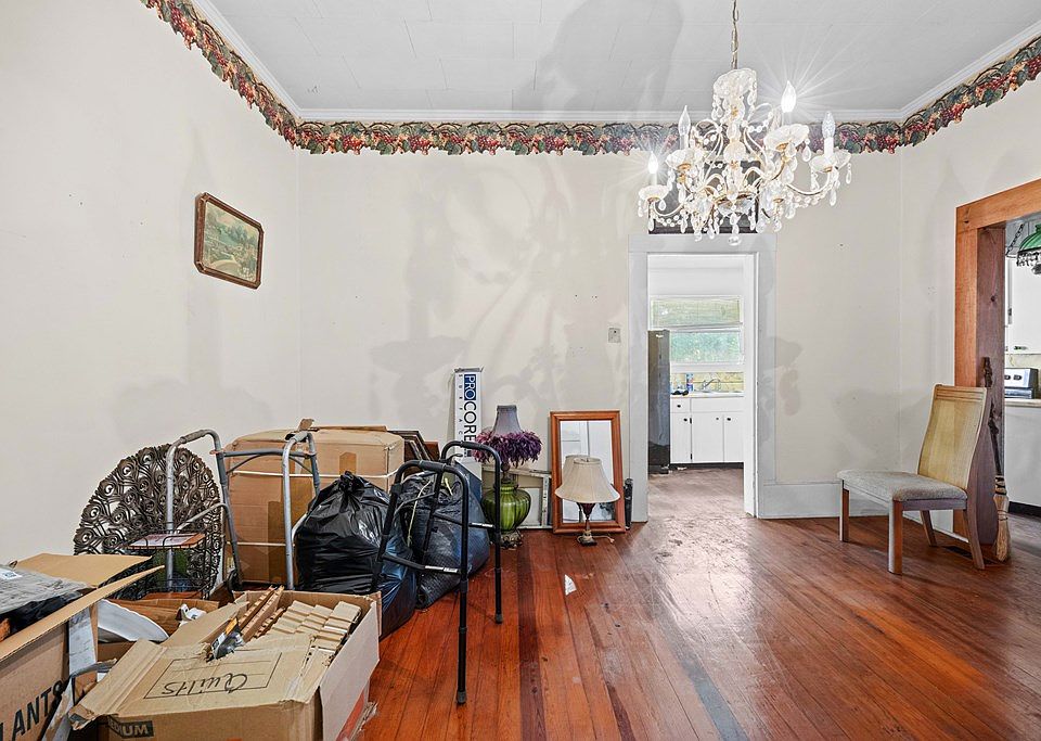 31st image of 414 S Hutchinson Ave