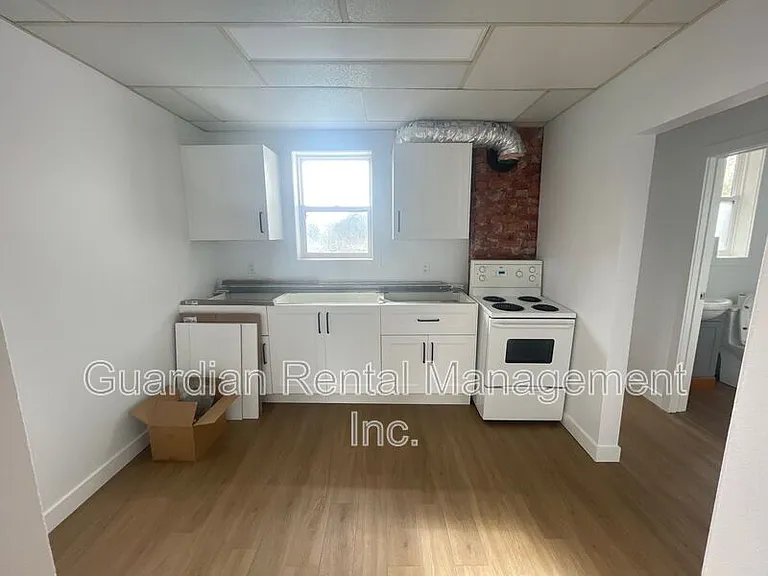 245 McIntyre St #2 — Photo 8