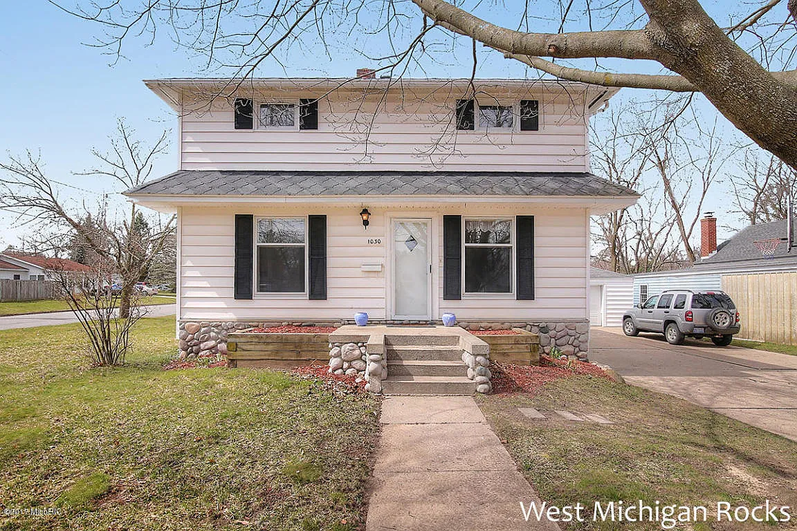 1030 S Park St photo 1