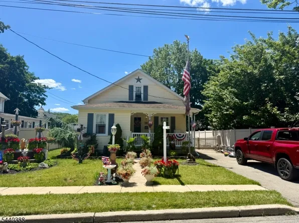 33 Poplar St, Bloomingdale Boro, NJ 07403