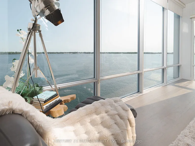 29 Queens Quay E #1014 — Photo 3